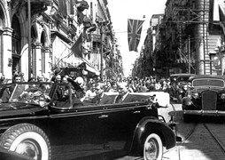 4 Eylül 1936 Cuma günü Cumhurbaşkanı Atatürk ve Kral VIII. Edward, üstü açık bir otomobille Beyoğlu’ndaki İngiltere Büyükelçiliği binasına gidiyorlar.
